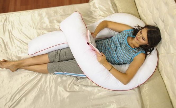 Грудастая кокетка для домашней мастурбации использует подушку